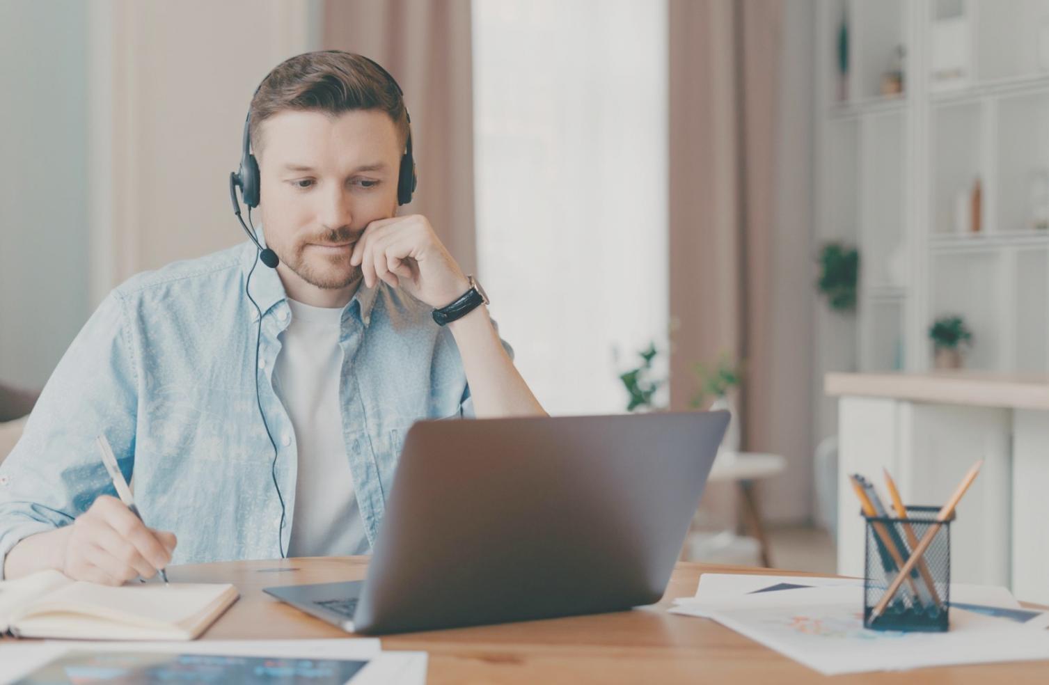 Equipo de nivanexos trabajando en análisis financiero