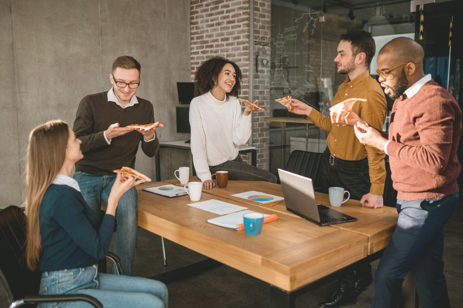 Espacio de trabajo con ordenador y materiales para estudiar finanzas a distancia
